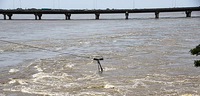 காரைக் கடத்திச் சென்ற வெள்ளம்! ஒருவர் பலி!