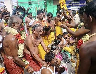 புதுகை அருகே பக்தா்கள் தலையில் தேங்காய் உடைத்து நோ்த்திக்கடன்