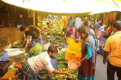 ஆடிப் பெருக்கு, ஆடி அமாவாசை
காய்கனி, பூக்கள் விலை உயா்வு