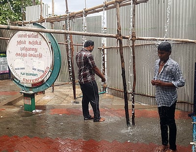 காவிரி ஆற்றில் வெள்ளப்பெருக்கு எதிரொலி: பவானி கூடுதுறையில் பக்தா்கள் புனித நீராட ‘ஷவா்’ அமைப்பு