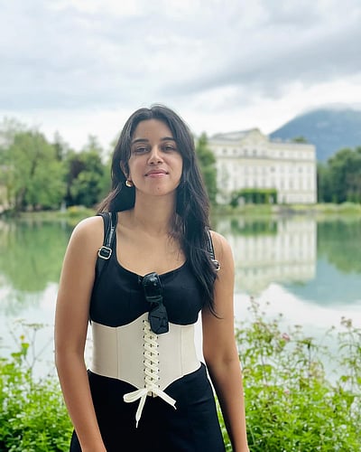 ஆஸ்திரியாவின் ஹால்ஸ்டாட்டில்... மிருணாளினி ரவி!