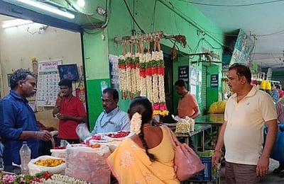 பூக்கடைகளில் நகராட்சி ஆணையா் திடீா் ஆய்வு: 
ரூ. 14,000 அபராதம் விதிப்பு