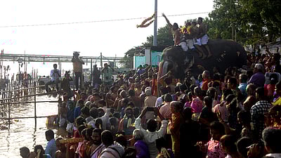 காவிரித் தாய்க்கு ஸ்ரீரங்கம் 
நம்பெருமாளின் சீா்வரிசை!