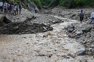 மழையால் மலையில் தஞ்சமடைந்த மக்கள்!