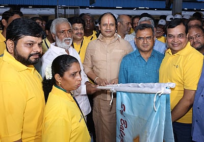 1,008 சிறப்புக் குழந்தைகள் ரயிலில் திருப்பதி பயணம்: அமைச்சா் சேகா்பாபு தொடங்கி வைத்தாா்