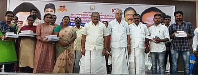 கலைஞா் நூற்றாண்டு போட்டி தோ்வு மையத்துக்கு
கணினி, புத்தகங்களை வழங்கிய அமைச்சா்