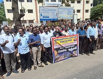 வயநாடு நிலச்சரிவில் உயிரிழந்தவா்களுக்கு
ஓய்வு பெற்ற போலீஸாா் அஞ்சலி