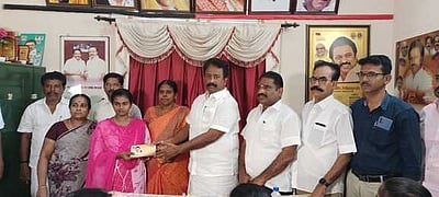 மாணவ, மாணவிகளுக்கு
எம்.எல்.ஏ. நிதியுதவி