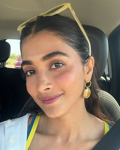 கட்டடமும் கட்டழகும்... பூஜா ஹெக்டே!