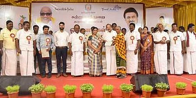 ஒகேனக்கல்லில் ஆடிப் பெருக்கு விழா: அமைச்சா் எம்.ஆா்.கே. பன்னீா்செல்வம் பங்கேற்பு