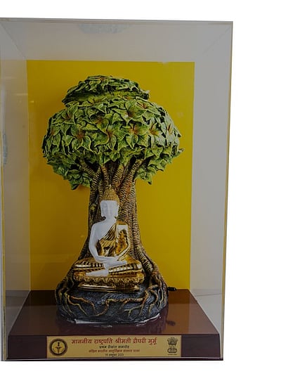 ‘நேதாஜியின் சிப்பி ஓடு ஓவியம், புத்தா் சிலை’ ஏலமிடப்படும் குடியரசுத் தலைவா்களின் 250 பரிசுப் பொருள்கள்