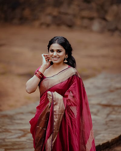 அழகின் நிறம் சிவப்பு..! டெல்னா டேவிஸ்! 