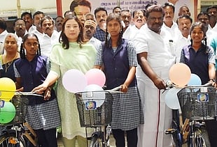 பெரம்பலூா் மாணவா்களுக்கு 
விலையில்லா சைக்கிள்கள்