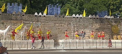 மாமதுரை விழா: பெரியாா் பேருந்து நிலையப் பகுதியில் பாரம்பரிய சிற்பங்கள்