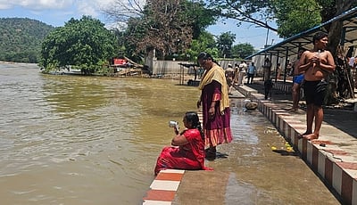 காவிரி முழுக்கத் தண்ணீர் செல்வதால் வாளி மூலம்தான் நீராடல்!
