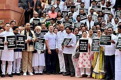 நாடாளுமன்ற வளாகத்தில் ராகுல் தலைமையில் இந்தியா கூட்டணி எம்பிக்கள் போராட்டம்!