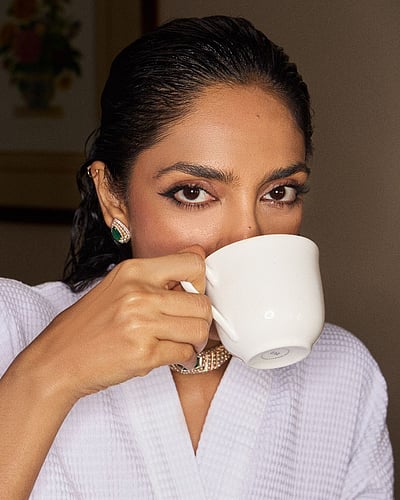 அழகாம் கொடி சிறிது ... அதிலும் உந்தன் இடை சிறிது ... சோபிதா துலிபாலா!