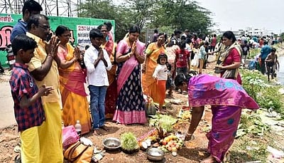 ஆடிப்பெருக்கு: காலிங்கராயன் வாய்க்காலில் நீராடி வழிபட்ட மக்கள்