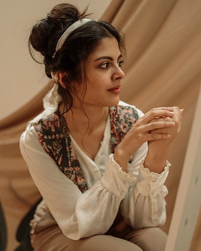 ஓவியம் வரையும் ஓவியம்... சஞ்சனா!