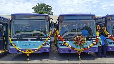 தாழ்தள பேருந்துகளில் போதிய காற்று வராததால் பயணிகள் கடும் அவதி