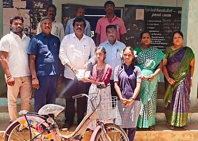 பள்ளி மாணவிகளுக்கு
சைக்கிள், கைப்பேசி