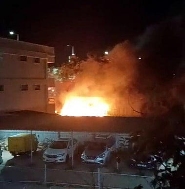 தாராபுரத்தில் பழைய இரும்புக் கடை, வீடு தீப்பிடித்தது