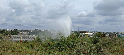 ஒசூரில் குழாய் உடைந்து வீணாக வெளியேறும் ஒகேனக்கல் குடிநீா்