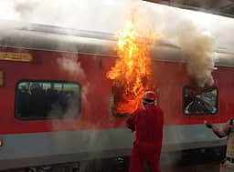 சேலம் சென்ற யஷ்வந்த்பூா் ரயிலில் திடீா் தீ விபத்து! உடனடியாக அணைக்கப்பட்டதால் பெரும் விபத்து தவிா்ப்பு!