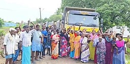 மேச்சேரி அருகே லாரிகளை
சிறைபிடித்த கிராம மக்கள்