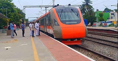 வந்தே மெட்ரோ சோதனை ஓட்ட ரயில் வாலாஜா  ரோடு ரயில் நிலையத்தில் நிறுத்தம்:
காட்பாடி ரயில் நிலையத்தில் பயணிகள் ஏமாற்றம்...