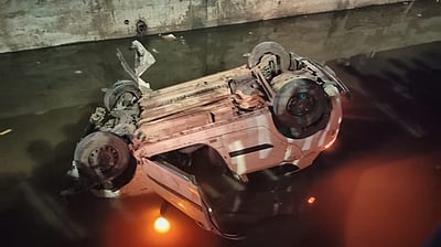 ஓடையில் காா் கவிழ்ந்து
நிதி நிறுவன ஊழியா் பலி