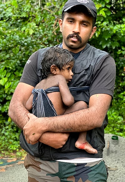 கண்கள் கலங்கின! மீட்புப் பணியில்!