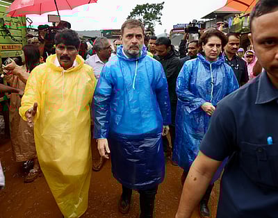 நிலச்சரிவு பகுதிகளை பார்வையிடும் ராகுல், பிரியங்கா!