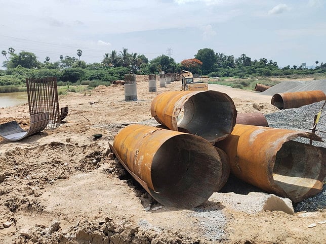 கிடப்பில் போடப்பட்ட தென்பெண்ணையாறு மேம்பாலப் பணி: மக்கள் அவதி