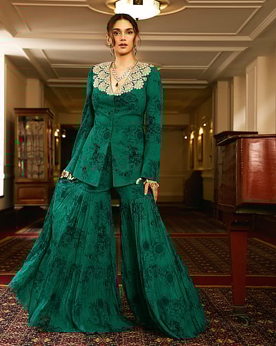 அடங்காத ஆடை மோகம்... அதிதி ராவ்!