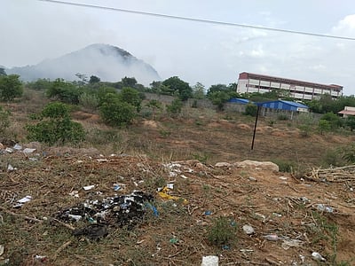 மேலூா் குப்பைக் கிடங்கில் 
எரிந்த தீயினால் புகைமூட்டம்