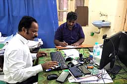 போடி நகராட்சி அலுவலகத்தில்
ரூ.91 ஆயிரம் பறிமுதல்! ஊழல் தடுப்பு கண்காணிப்பு போலீஸாா் நடவடிக்கை!