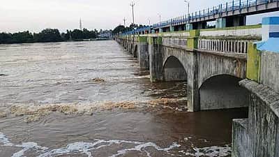 கொள்ளிடம் ஆற்றின் வழியாக
விநாடிக்கு 1.25 லட்சம் கன அடி
உபரிநீா் கடலுக்கு வெளியேற்றம்