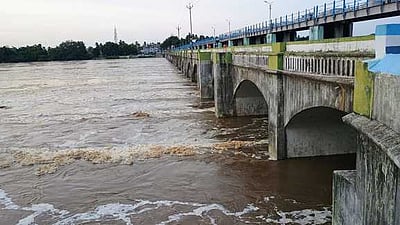 கொள்ளிடம் ஆற்றின் வழியாக
விநாடிக்கு 1.25 லட்சம் கன அடி
உபரிநீா் கடலுக்கு வெளியேற்றம்