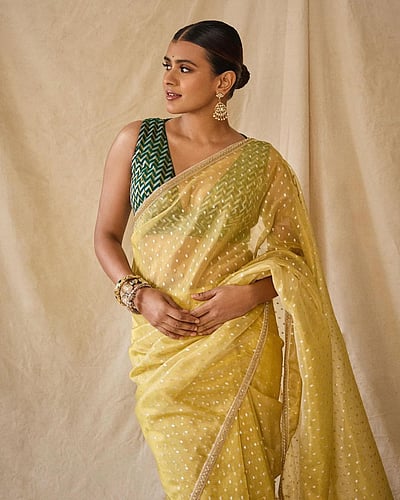 சேலை மூடும் இளஞ்சோலை... ஹெபா படேல்!