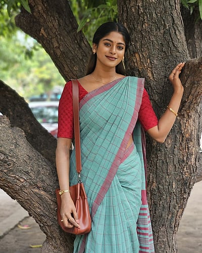 சன்டே மிக்சிங் அன்பு டீச்சர்... வினுஷா தேவி!