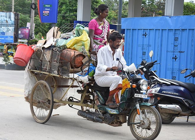 மக்களின் பாக்கெட்டை காலி செய்ய மத்திய அரசு ஒப்பந்தம் போட்டுச் செயல்படுகிறது: காங். விமர்சனம்
