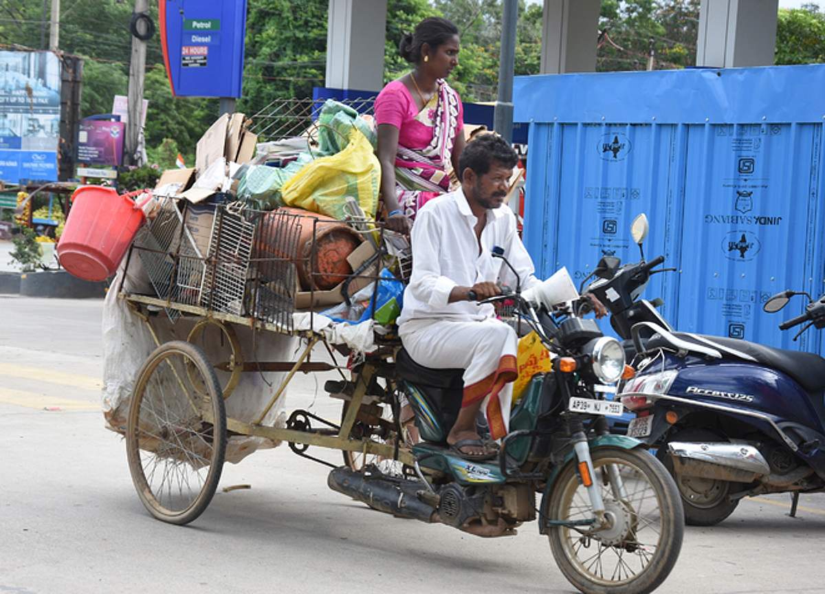 மக்களின் பாக்கெட்டை காலி செய்ய மத்திய அரசு ஒப்பந்தம் போட்டுச் செயல்படுகிறது: காங். விமர்சனம்