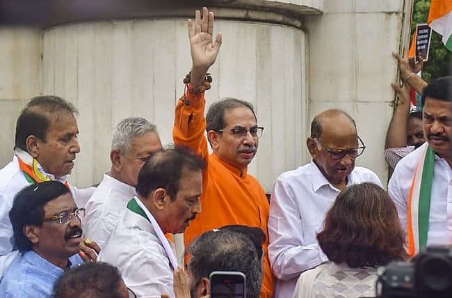 சத்ரபதி சிவாஜி சிலை இடிந்த விவகாரம்: எதிர்க்கட்சிகள் பேரணி!