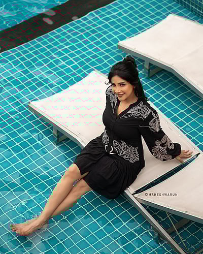 நீச்சல் குளத்தோரம்... சாக்‌ஷி அகர்வால்!