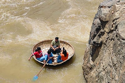 ஒகேனக்கல் காவிரி ஆற்றில் தடையை மீறி பரிசல் இயக்கம்!