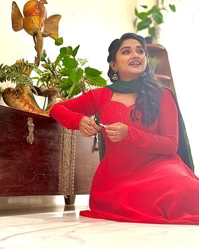 மலர்... பிரீத்தி சர்மா!