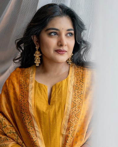 பூங்காவியம் பேசும் ஓவியம்...  நிவேதா தாமஸ்