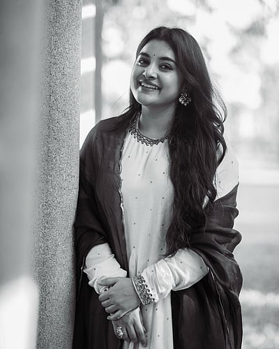 கருப்பு வெள்ளைக் காதல்... நிவேதா தாமஸ்!