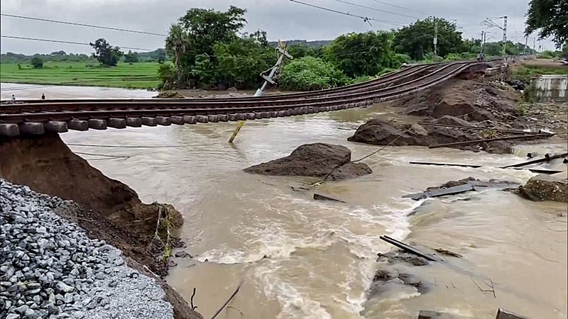 நீரில் அடித்துச் செல்லப்பட்ட ரயில் தண்டவாளம்.